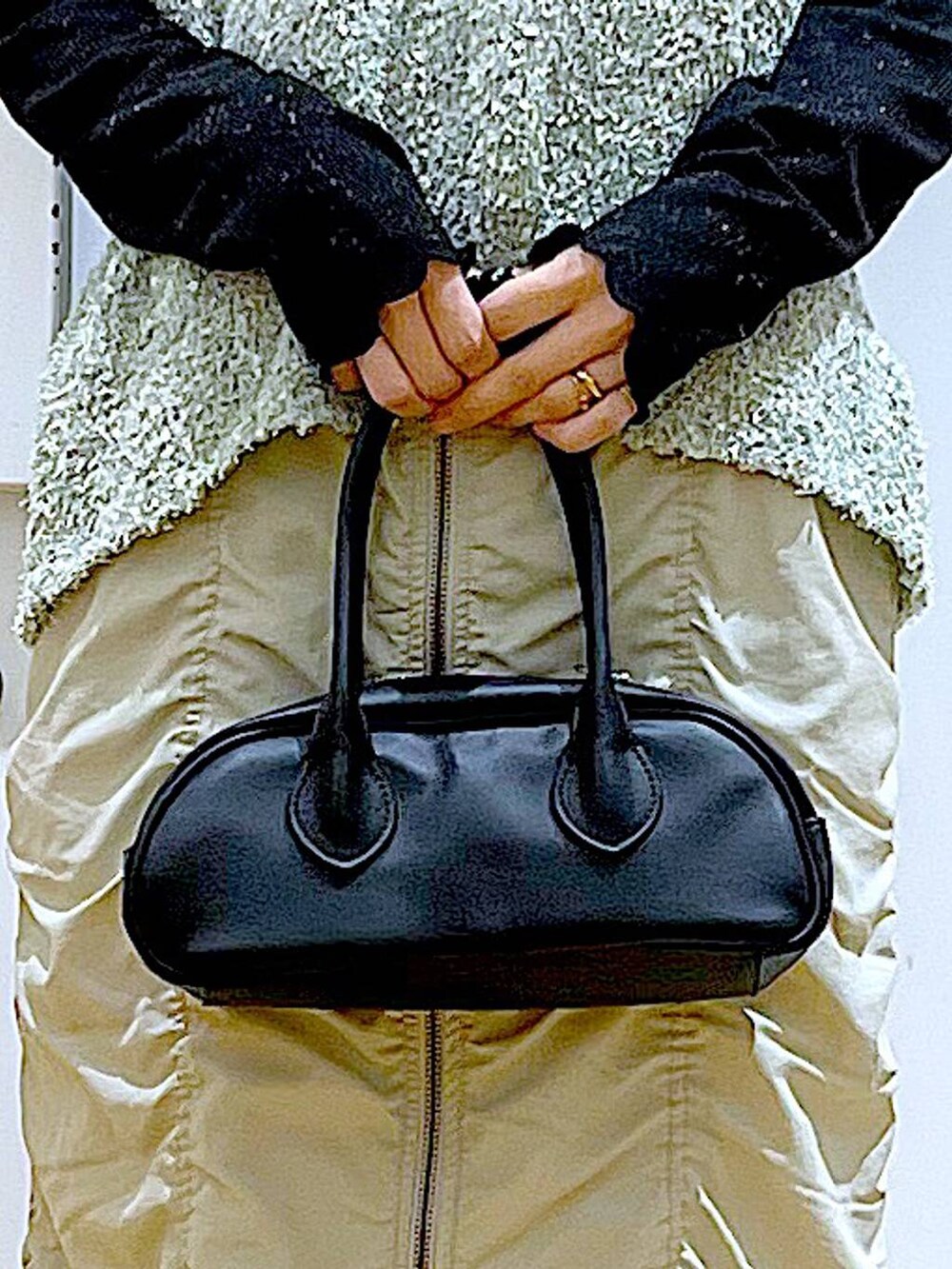 ベージュ系のスカート、ブラック系のボストンバッグ、ブラック系のTシャツ/カットソーを着用したレディースの春コーディネートの9枚目の写真