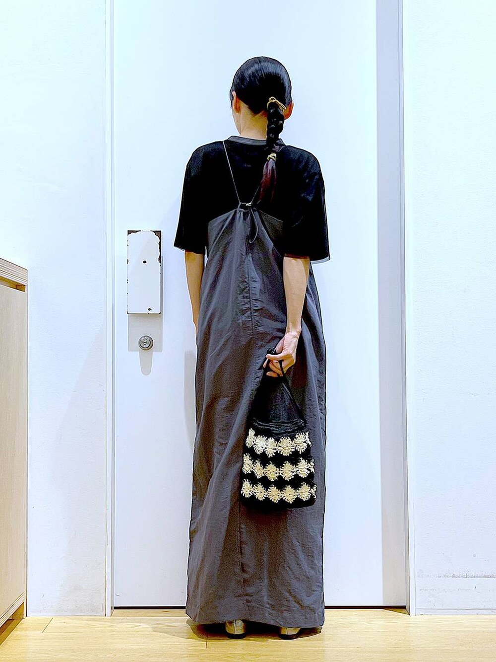 ブラック系のワンピース、その他のパンプス、ブラック系のショルダーバッグを着用したレディースの春コーディネートの5枚目の写真