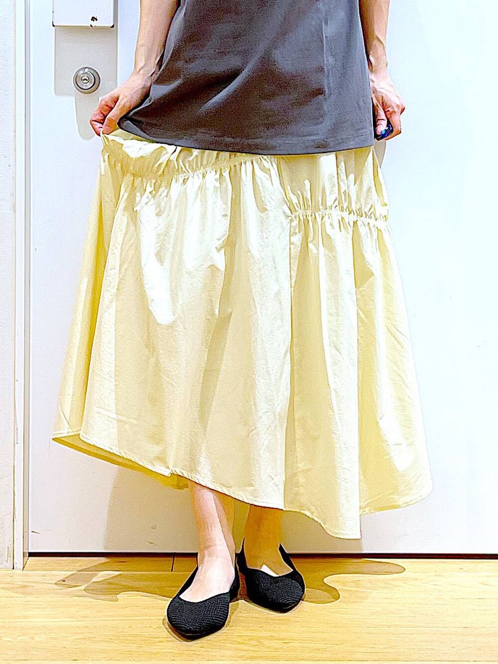 ブラック系のパンプス、グレー系のTシャツ/カットソー、ブラック系のハンドバッグを着用したレディースの春コーディネートの8枚目の写真