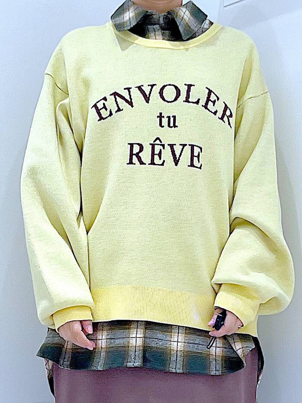 ブラック系のブーツ、グリーン系のシャツ/ブラウス、ブラウン系のショルダーバッグを着用したレディースの冬コーディネートの7枚目の写真