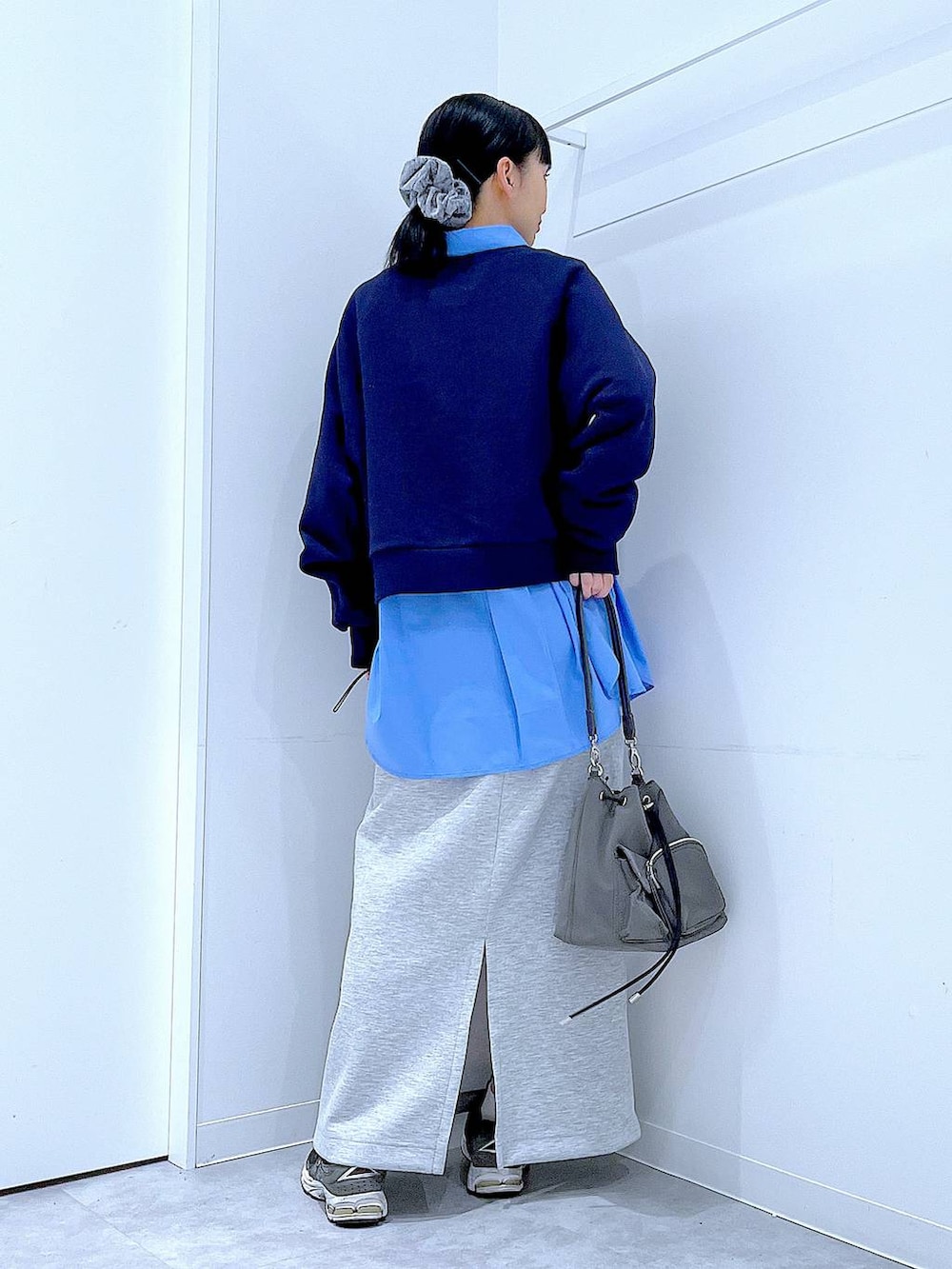 グレー系のショルダーバッグ、グレー系のスカート、ブルー系のシャツ/ブラウスを着用したレディースの春コーディネートの5枚目の写真