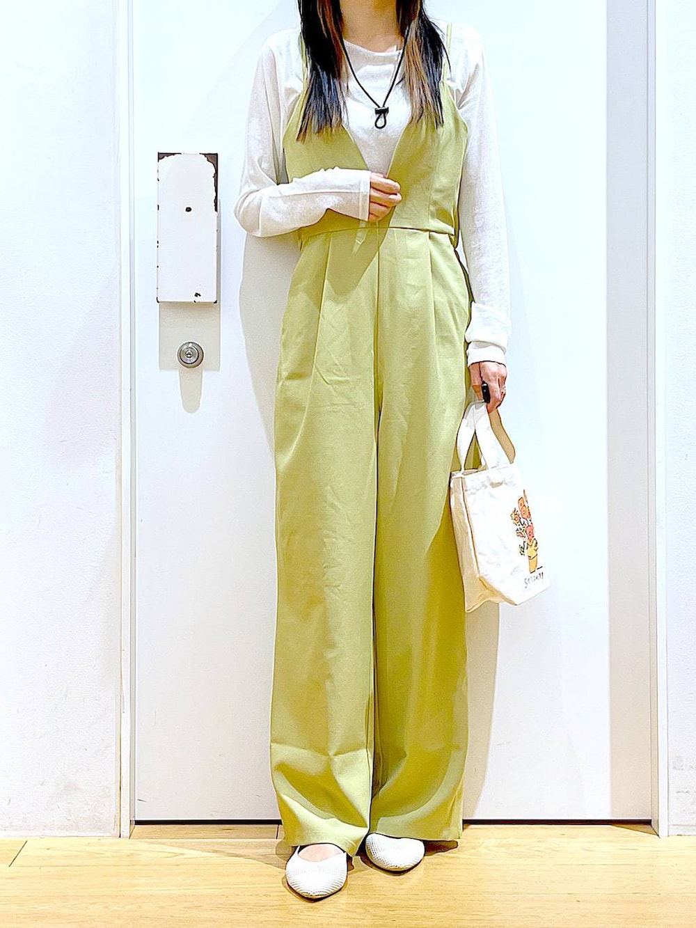 その他のトートバッグ、ホワイト系のパンプス、イエロー系のサロペット/オーバーオールを着用したレディースの春コーディネートの6枚目の写真