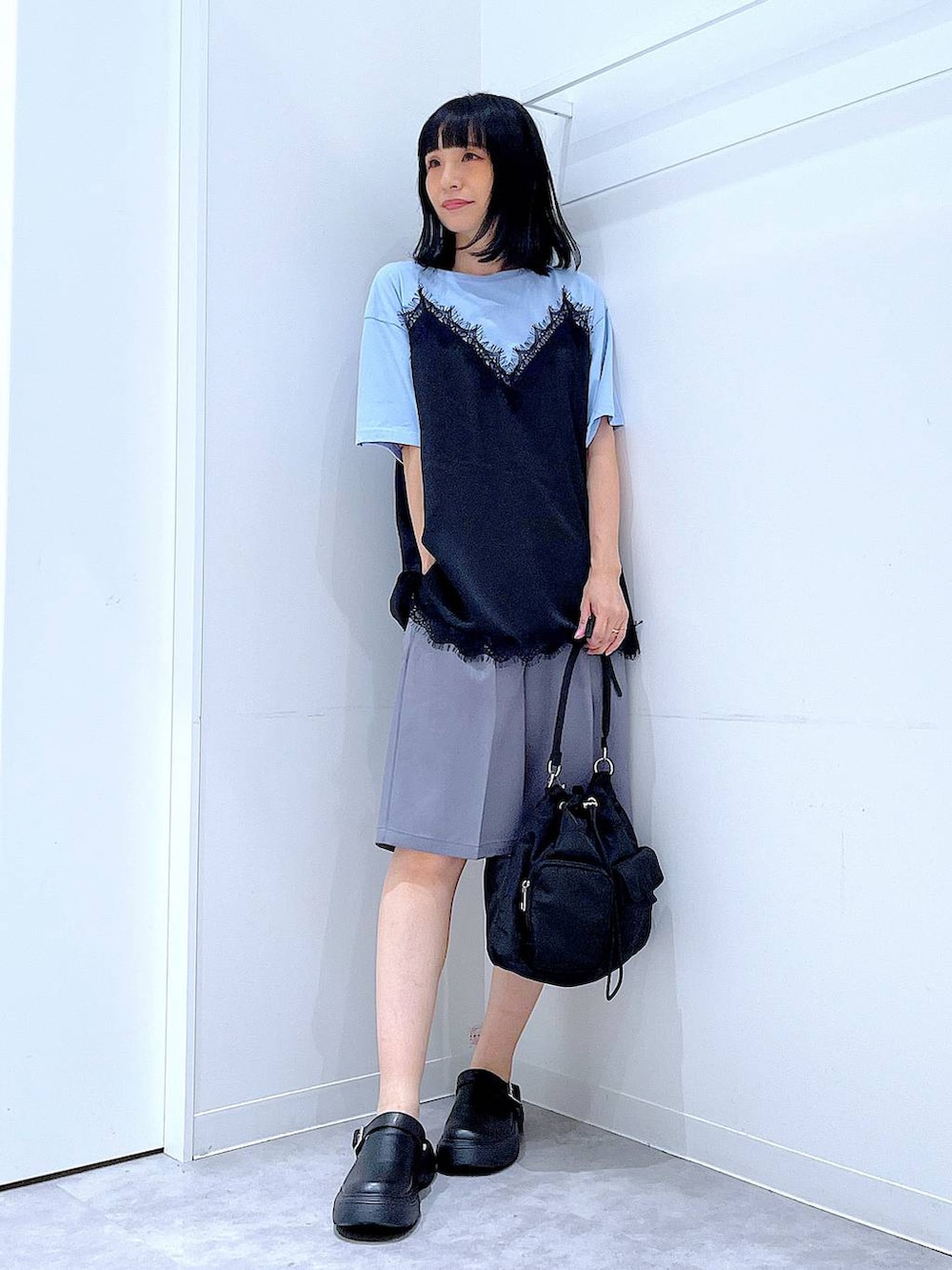 ブルー系のTシャツ/カットソー、ブラック系のハンドバッグ、ブラック系のその他シューズを着用したレディースの秋コーディネートの2枚目の写真