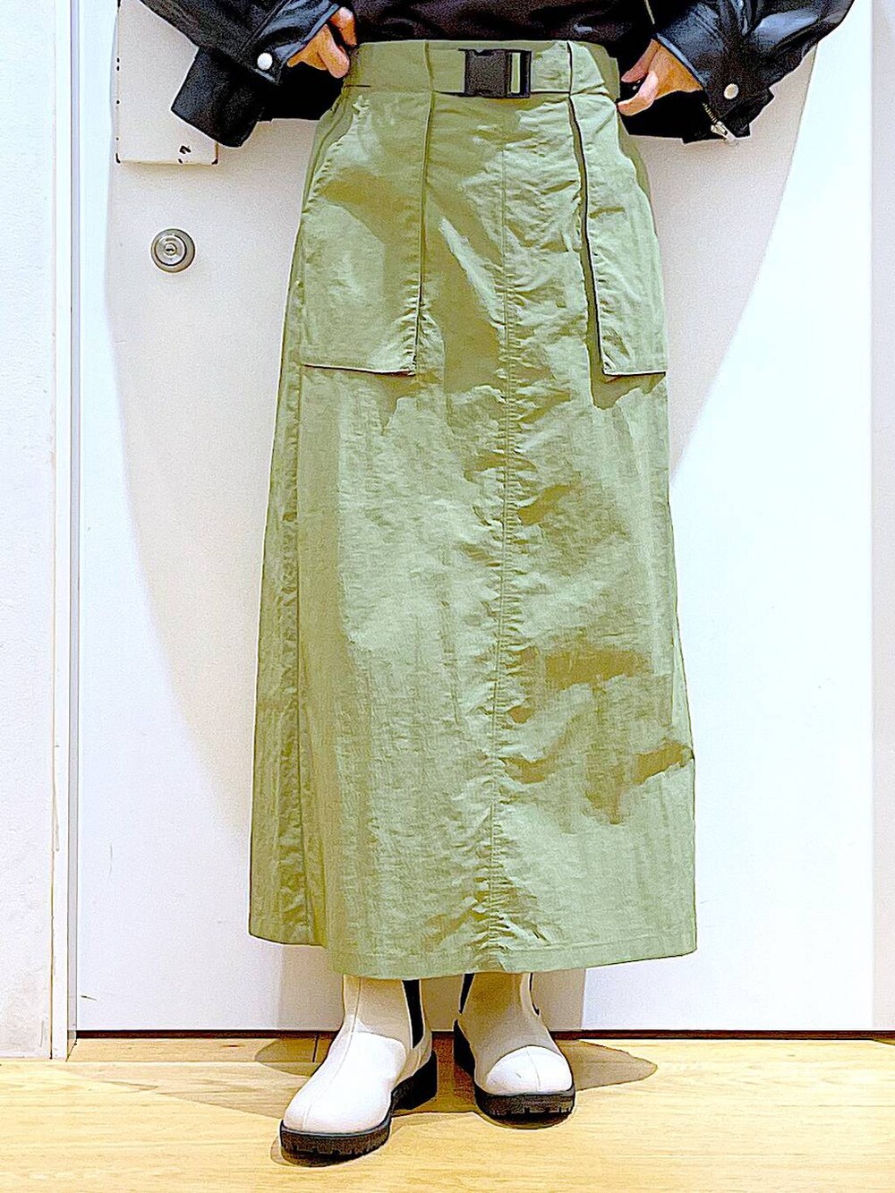 ブラック系のブルゾン、グレー系のスウェット、ベージュ系のブーツを着用したレディースの春コーディネートの8枚目の写真