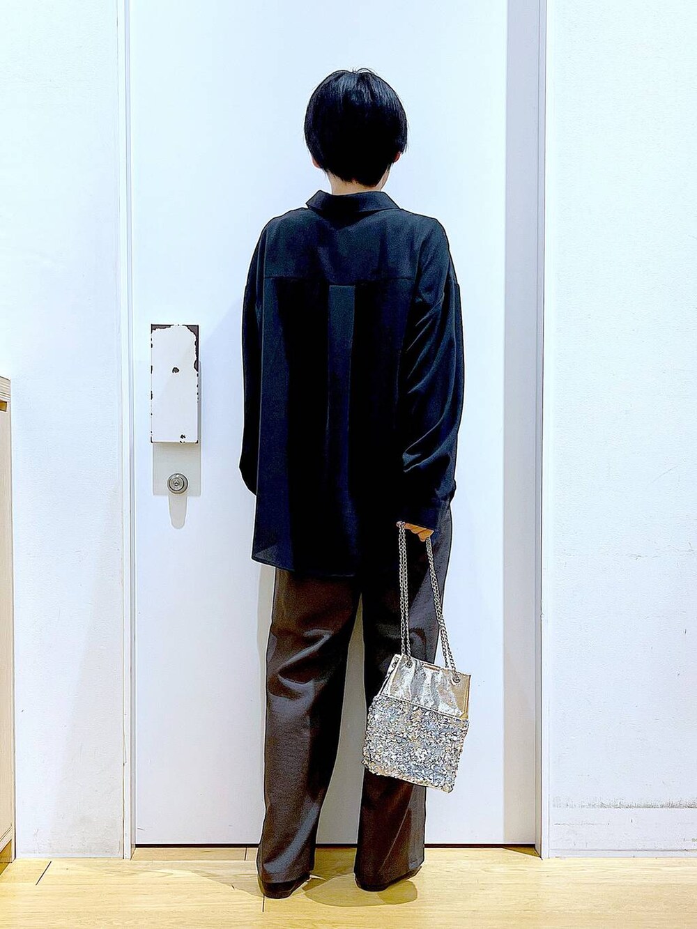 ブラック系のパンプス、その他のショルダーバッグ、グレー系のその他パンツを着用したレディースの春コーディネートの5枚目の写真