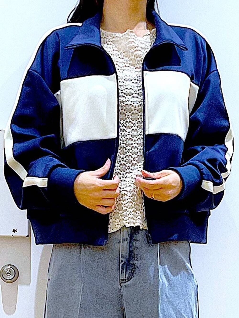ブルー系のデニムパンツ、ベージュ系のブーツ、ブラック系のショルダーバッグを着用したレディースの冬コーディネートの7枚目の写真