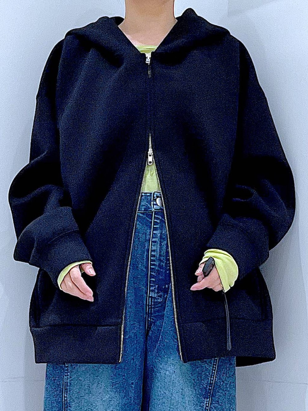 グリーン系のTシャツ/カットソー、ブラック系のパーカー、ブラック系のショルダーバッグを着用したレディースの春コーディネートの7枚目の写真