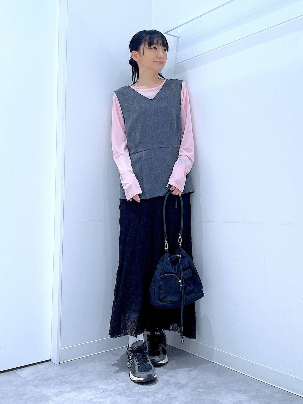 ピンク系のTシャツ/カットソー、ブラック系のスカート、ブラック系のショルダーバッグを着用したレディースの春コーディネートの2枚目の写真