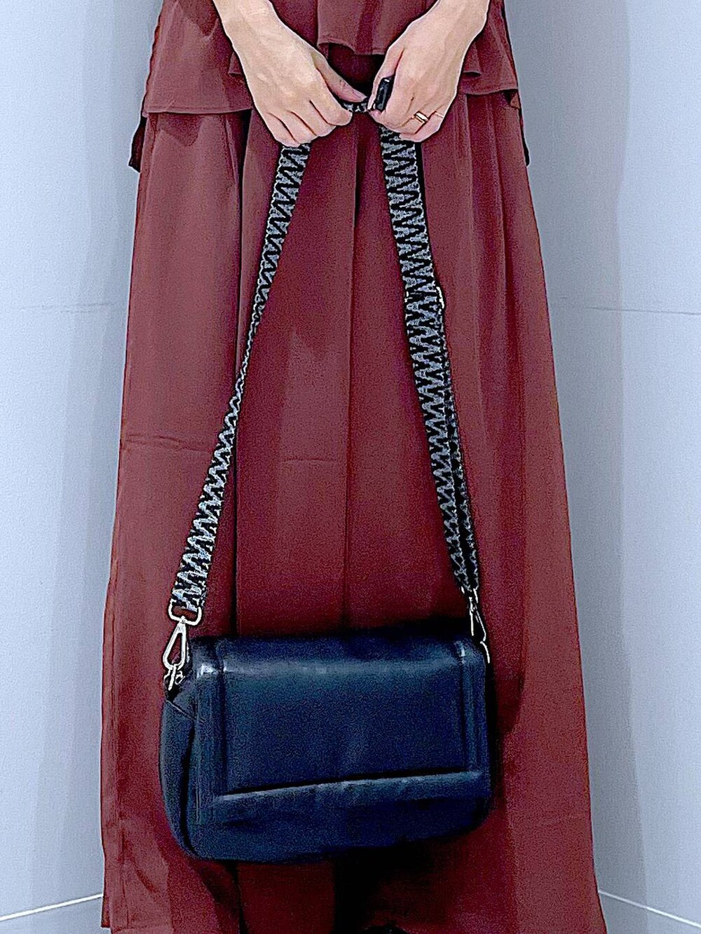 ブラック系のショルダーバッグ、ブラウン系のその他パンツ、ブラウン系のシャツ/ブラウスを着用したレディースの夏コーディネートの9枚目の写真