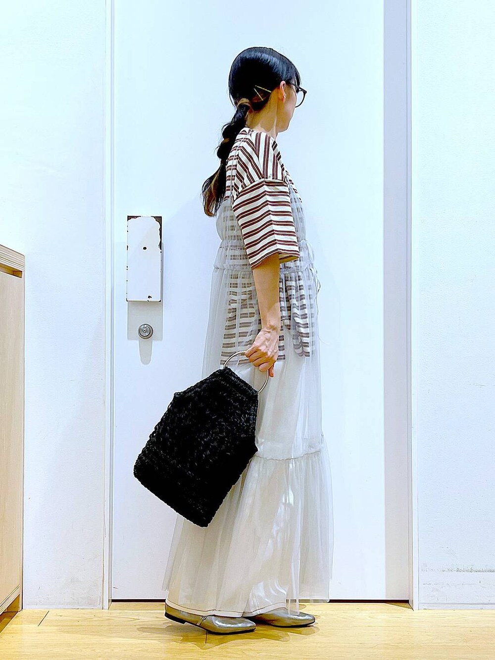 グレー系のワンピース、ホワイト系のその他パンツ、その他のパンプスを着用したレディースの春コーディネートの4枚目の写真