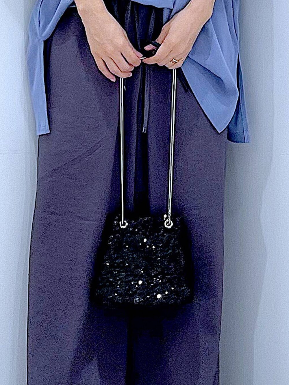 グレー系のその他パンツ、ブラック系のショルダーバッグ、ブルー系のTシャツ/カットソーを着用したレディースの夏コーディネートの9枚目の写真