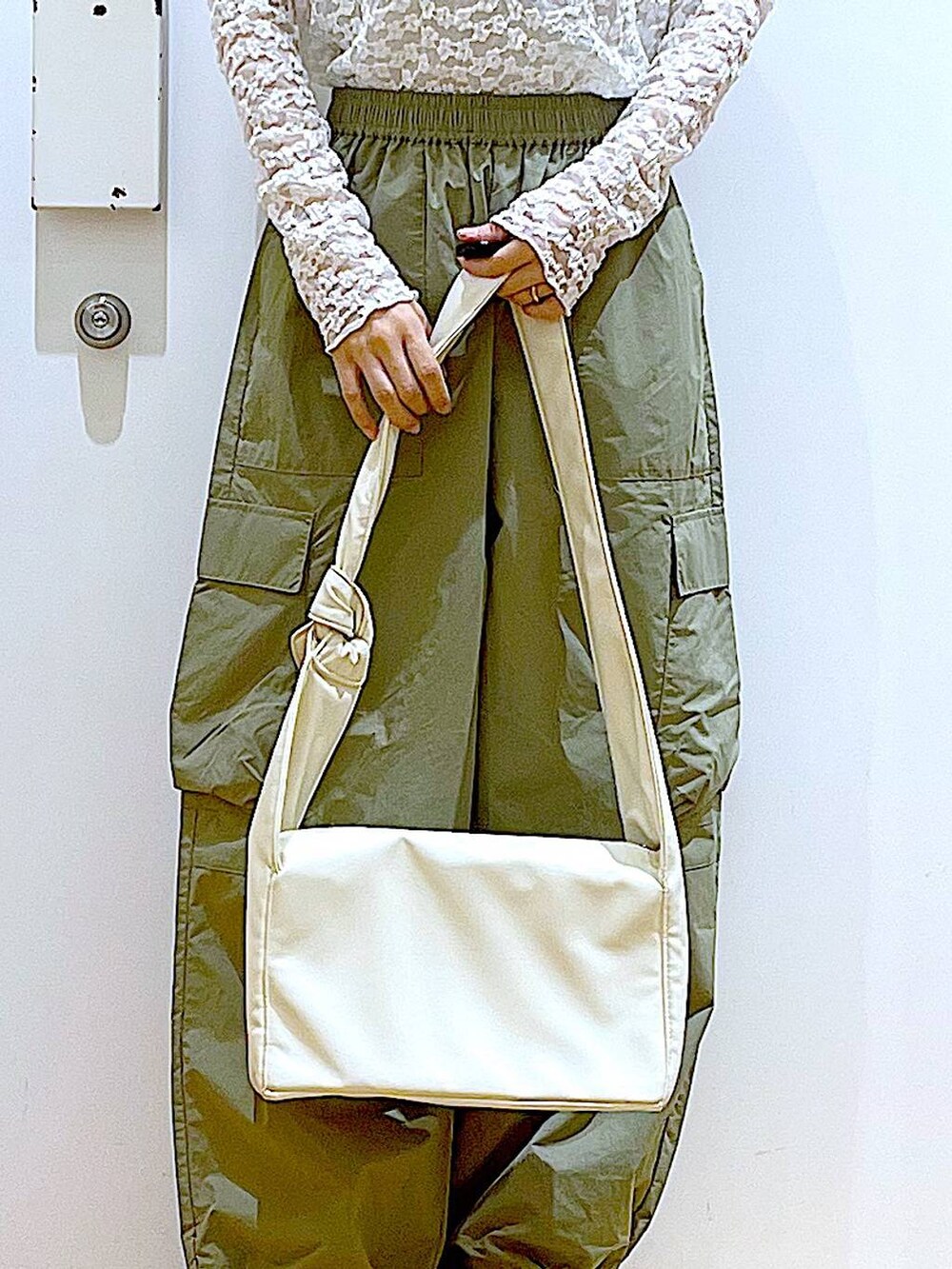 グリーン系のカーゴパンツ、ホワイト系のショルダーバッグ、ホワイト系のパンプスを着用したレディースの春コーディネートの9枚目の写真