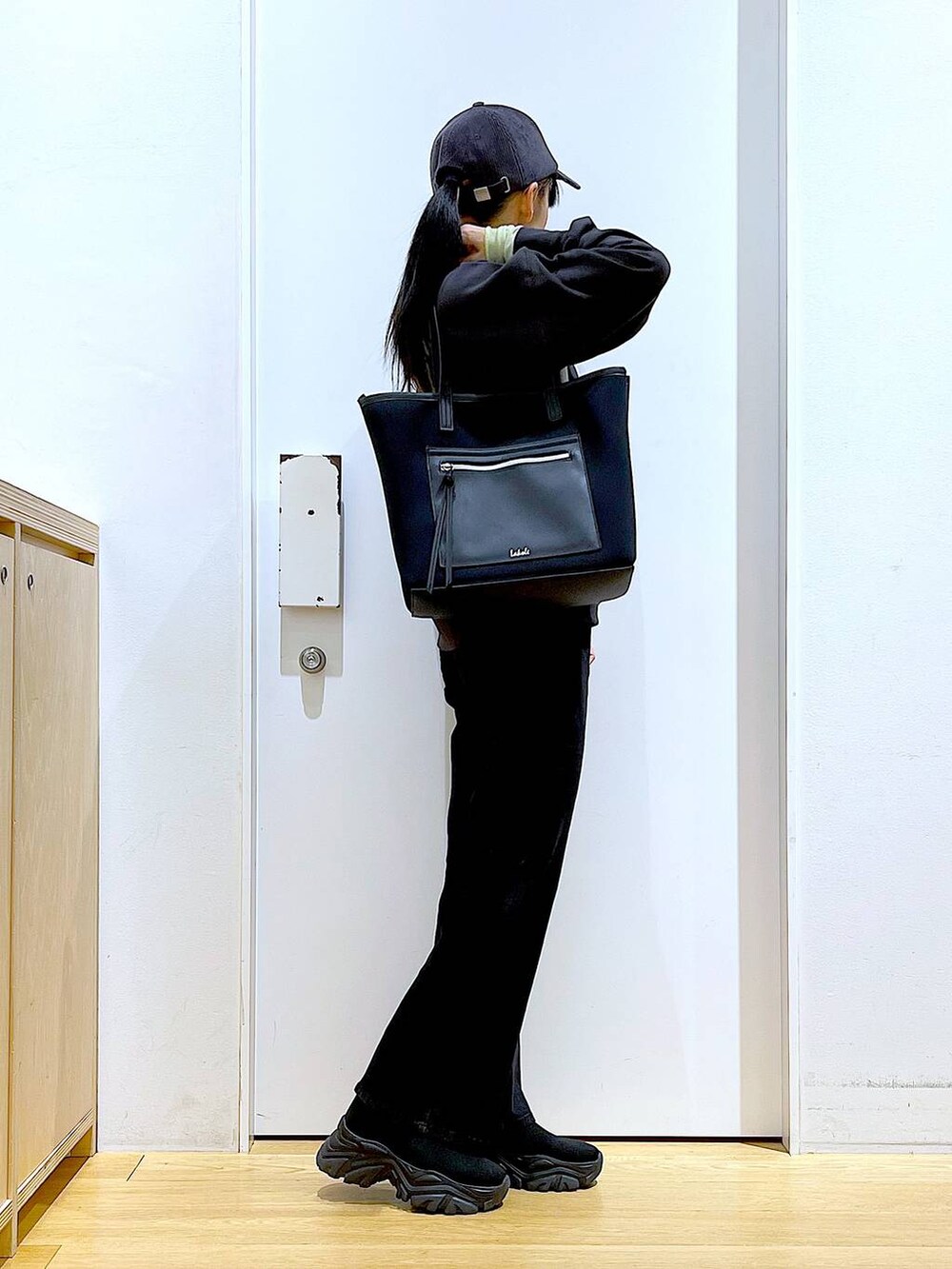 グレー系のデニムパンツ、グレー系のスウェット、グリーン系のその他トップスを着用したレディースの冬コーディネートの4枚目の写真