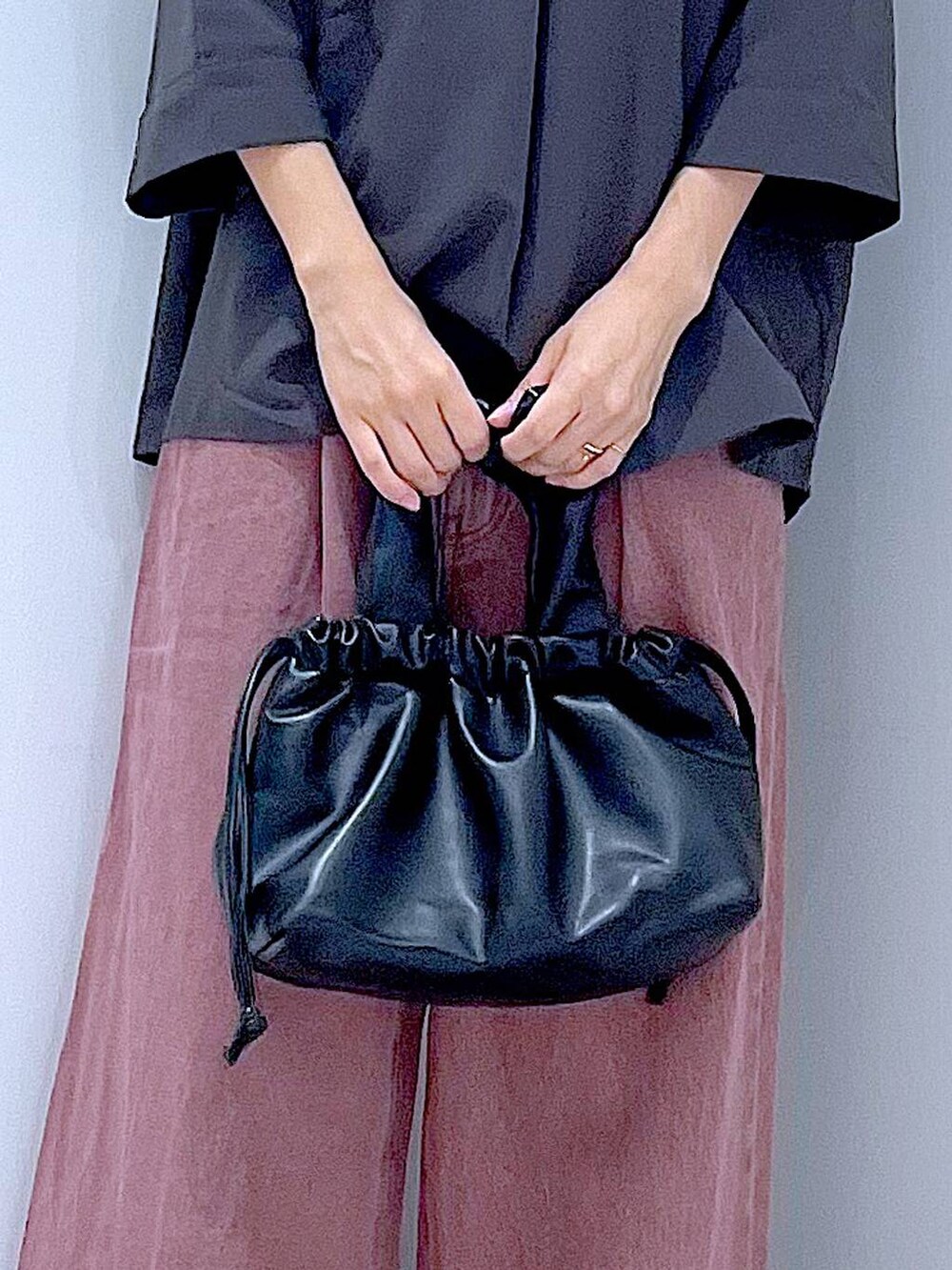 ブラック系のサンダル、ブラック系のショルダーバッグ、グレー系のシャツ/ブラウスを着用したレディースの夏コーディネートの9枚目の写真