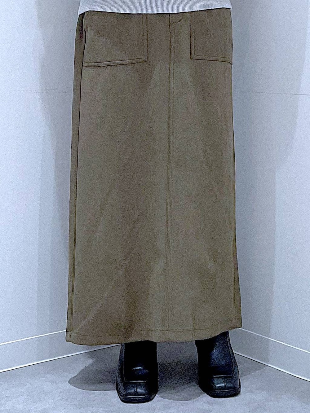 ブラック系のショルダーバッグ、グレー系のニット/セーター、ブラック系のブーツを着用したレディースの冬コーディネートの8枚目の写真