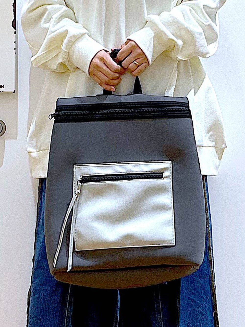 ブルー系のデニムスカート、グレー系のバックパック/リュック、ブラック系のブーツを着用したレディースの冬コーディネートの9枚目の写真