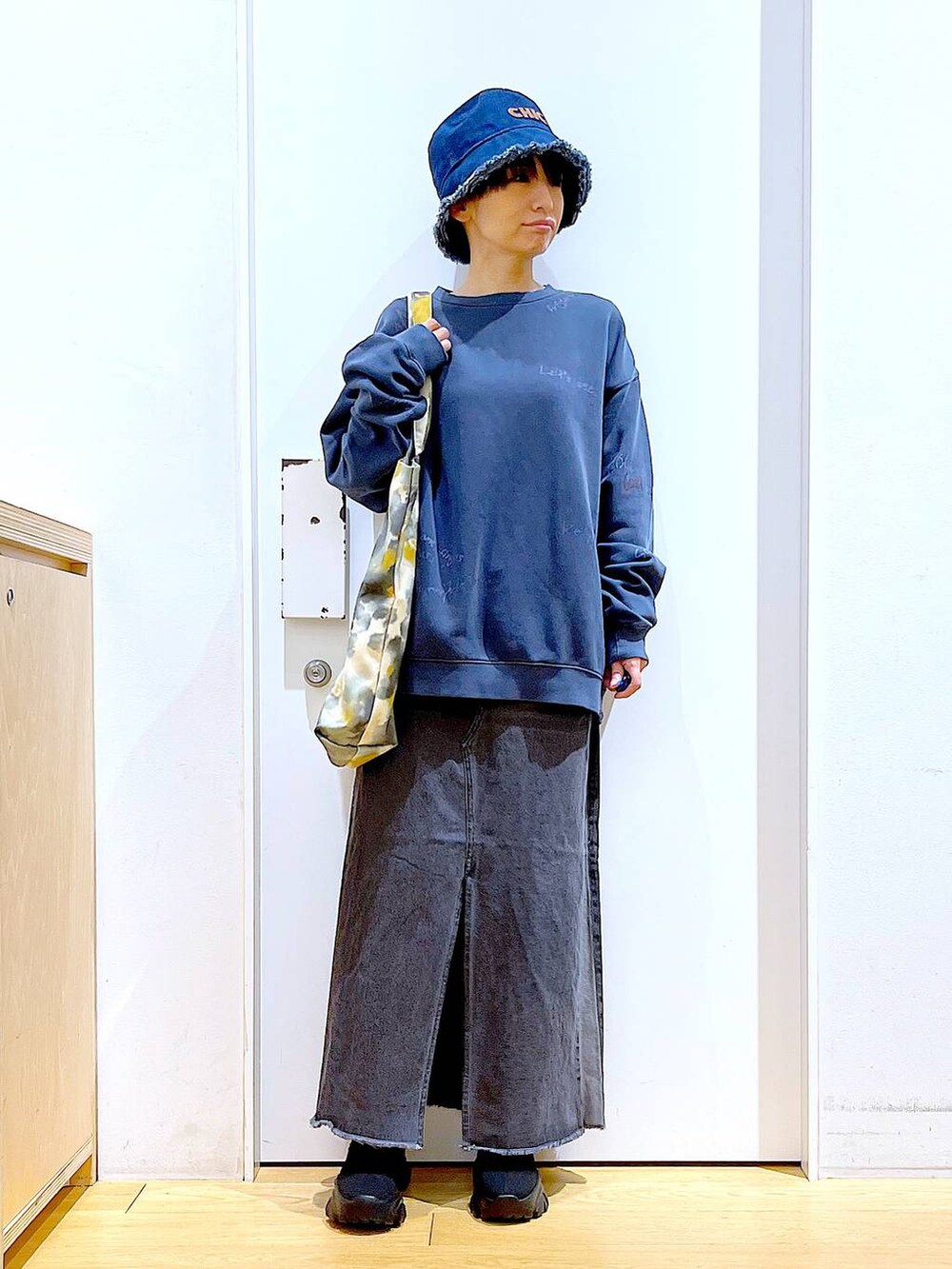「リラックス、若見え、ゆったり、休日コーデ、骨格ウェーブ、LAKOLE、ユニセックス、オーバーサイズ、カジュアルコーデ、スウェット、バケットハット、スカート、ブーツ、トートバッグ、春コーデ」｜「LAKOLEのニットスニーカーソールブーツ / 140064（ブーツ、ブラック系）」を使った、あおき@LAKOLE海老名さん（レディース・156cm）の冬コーディネートの2枚目の写真