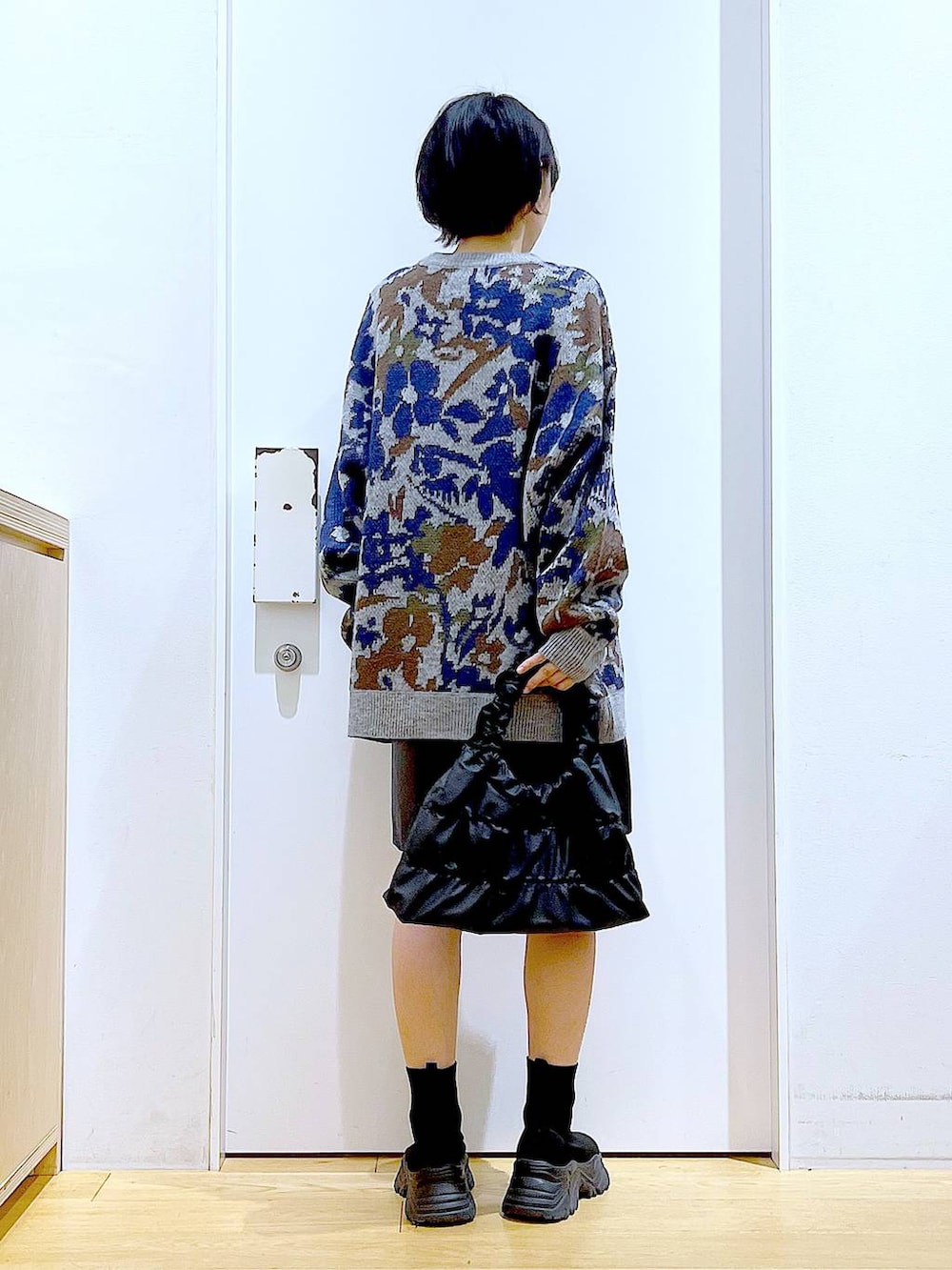 ブラック系のブーツ、ブラック系のショルダーバッグ、ブラック系のその他パンツを着用したレディースの秋コーディネートの5枚目の写真