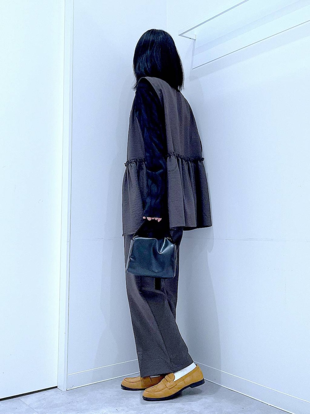 グレー系のその他パンツ、ブラック系のTシャツ/カットソー、ブラック系のショルダーバッグを着用したレディースの春コーディネートの3枚目の写真