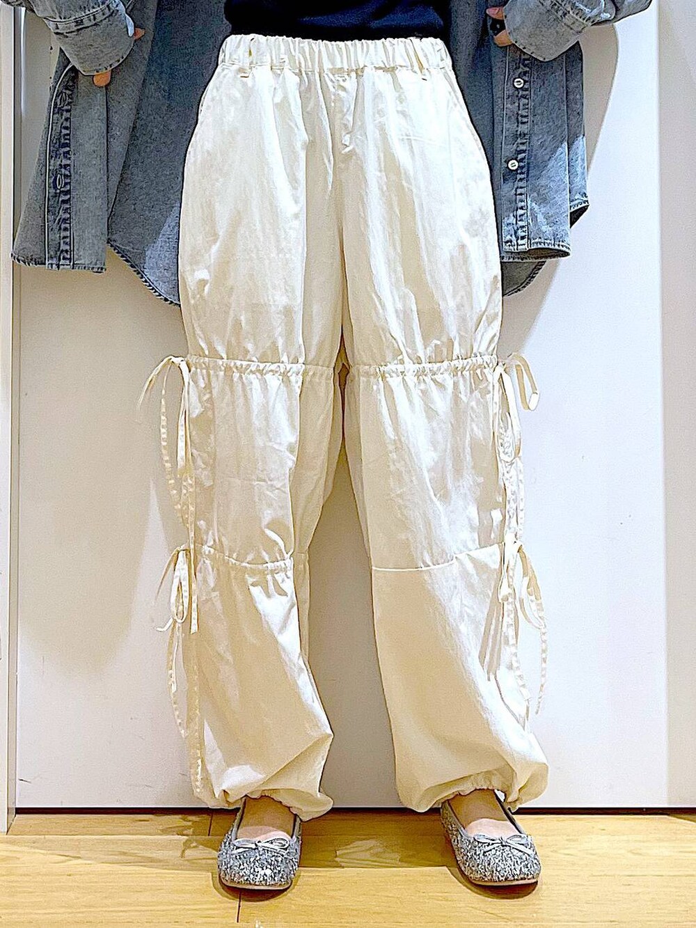 ブラック系のショルダーバッグ、シルバー系のパンプス、ブルー系のシャツ/ブラウスを着用したレディースの秋コーディネートの8枚目の写真