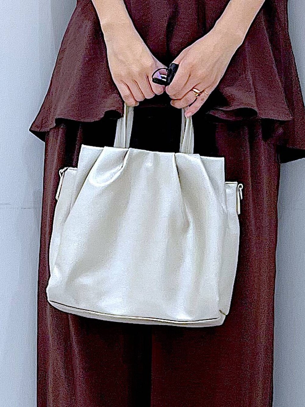 ホワイト系のサンダル、ブラウン系のシャツ/ブラウス、ブラウン系のその他パンツを着用したレディースの夏コーディネートの9枚目の写真