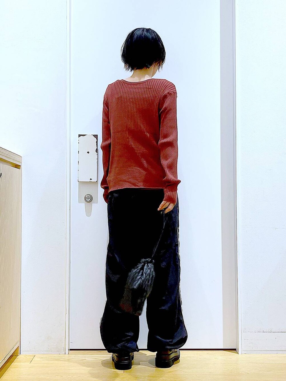 ブラック系のショルダーバッグ、ブラック系のブーツ、ブラウン系のカーディガン/ボレロを着用したレディースの秋コーディネートの5枚目の写真