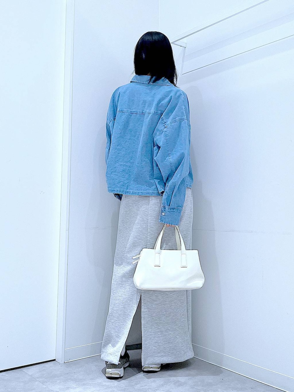 ブラック系のTシャツ/カットソー、ホワイト系のボストンバッグ、ブルー系のシャツ/ブラウスを着用したレディースの春コーディネートの5枚目の写真