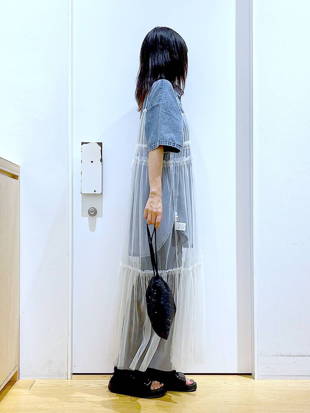 ホワイト系のワンピース、ブラック系のサンダル、ブラック系のその他パンツを着用したレディースの夏コーディネートの4枚目の写真