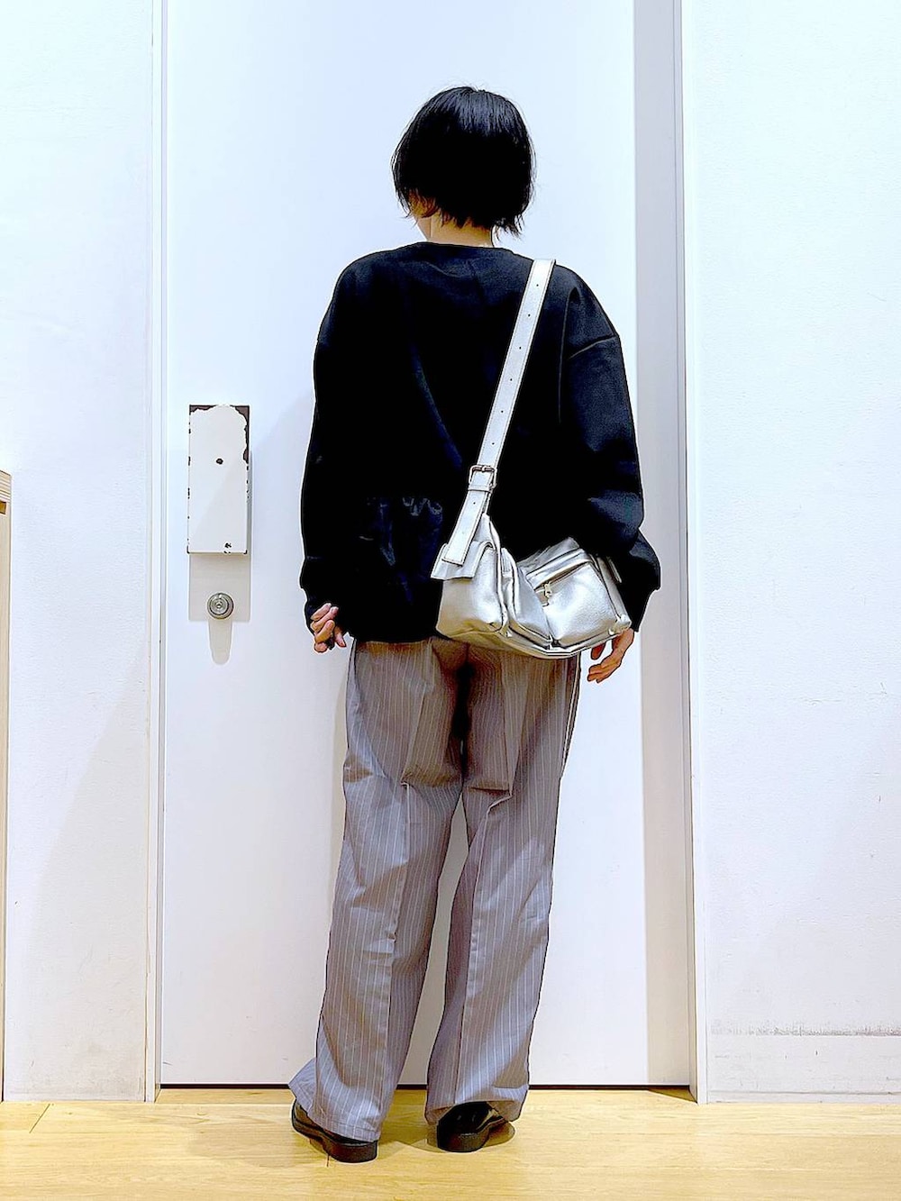 グレー系のスラックス、ブラック系のローファー、その他のショルダーバッグを着用したレディースの秋コーディネートの5枚目の写真