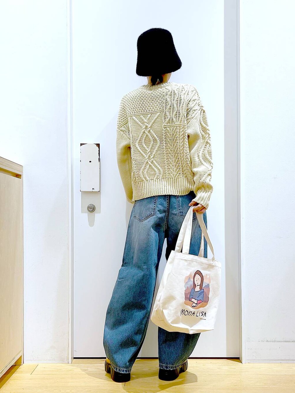 その他のトートバッグ、ブルー系のデニムパンツ、ベージュ系のブーツを着用したレディースの冬コーディネートの5枚目の写真