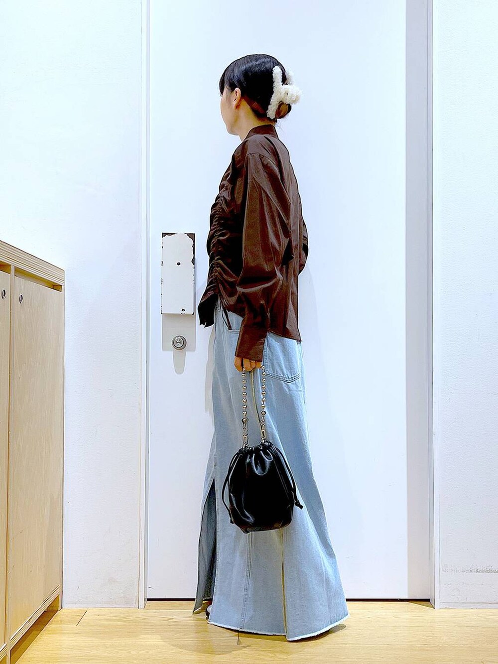 ブラック系のショルダーバッグ、シルバー系のローファー、ブラウン系のシャツ/ブラウスを着用したレディースの秋コーディネートの3枚目の写真