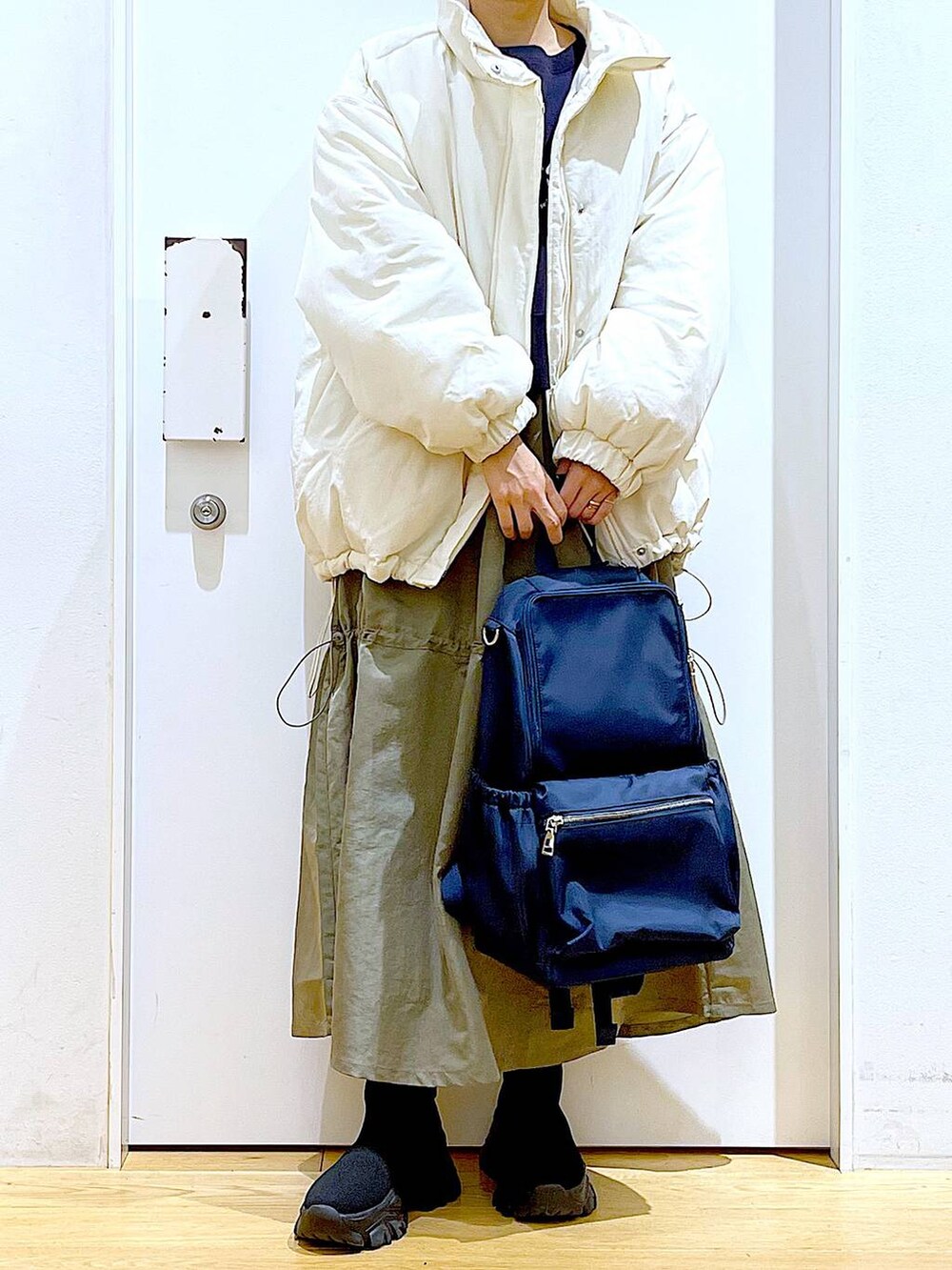 ブルー系のバックパック/リュック、ブラック系のブーツ、グレー系のスウェットを着用したレディースの冬コーディネートの6枚目の写真