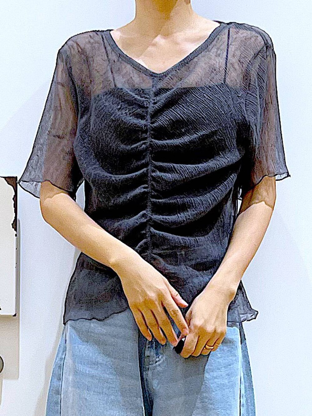 ブルー系のデニムパンツ、その他のトートバッグ、ブラック系のサンダルを着用したレディースの夏コーディネートの7枚目の写真