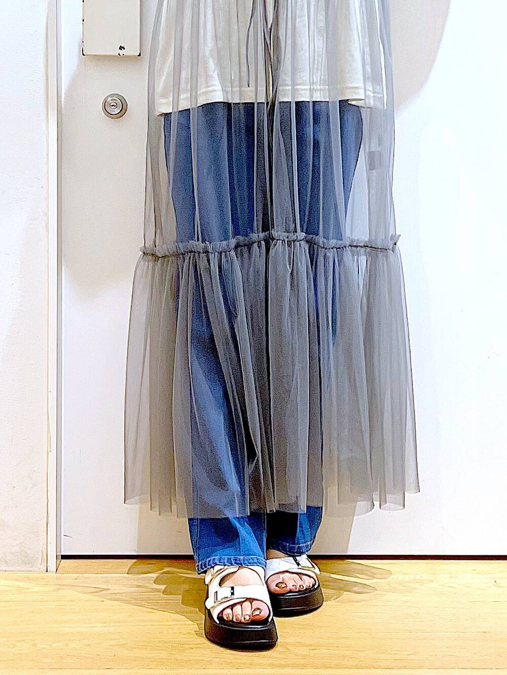 ブルー系のデニムパンツ、グレー系のワンピース、ベージュ系のTシャツ/カットソーを着用したレディースの夏コーディネートの8枚目の写真