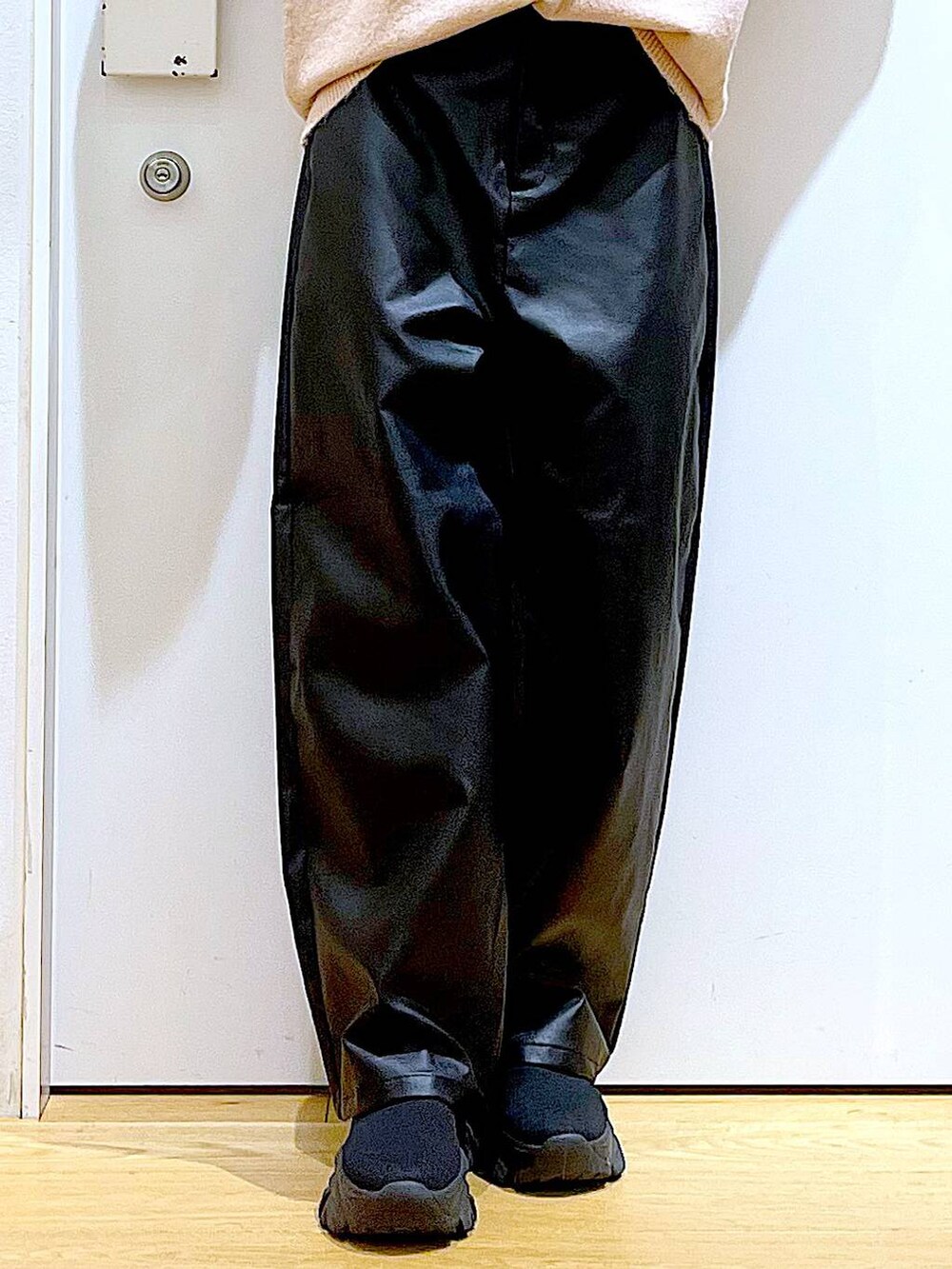 ブラック系のショルダーバッグ、ブラック系のブーツ、ブラック系のその他パンツを着用したレディースの冬コーディネートの8枚目の写真