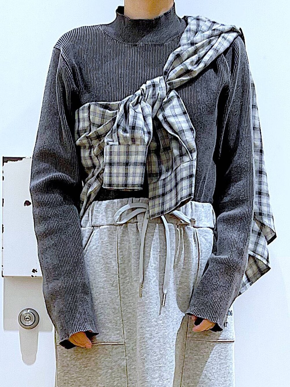 ブラック系のブーツ、ホワイト系のショルダーバッグ、ベージュ系のシャツ/ブラウスを着用したレディースの春コーディネートの7枚目の写真