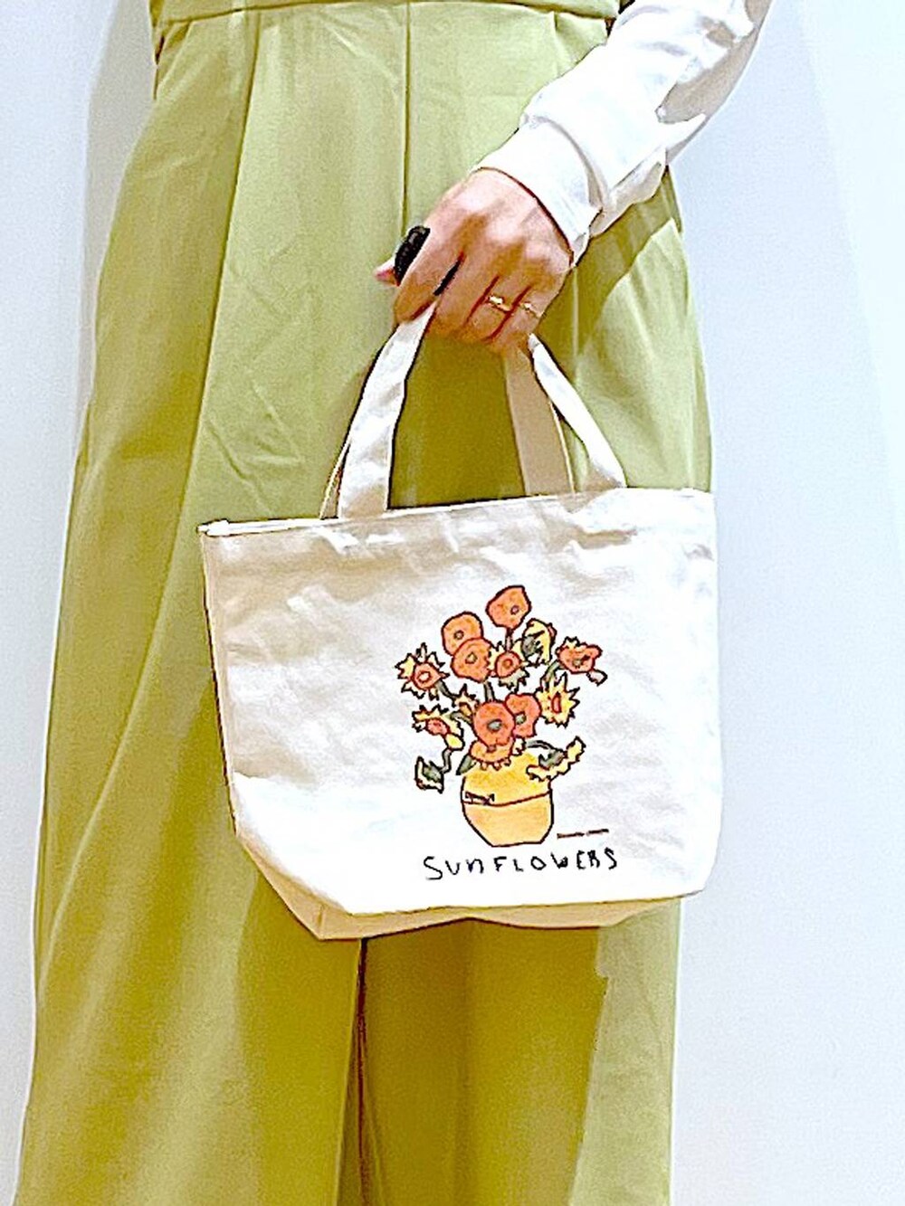 その他のトートバッグ、ホワイト系のパンプス、イエロー系のサロペット/オーバーオールを着用したレディースの春コーディネートの9枚目の写真