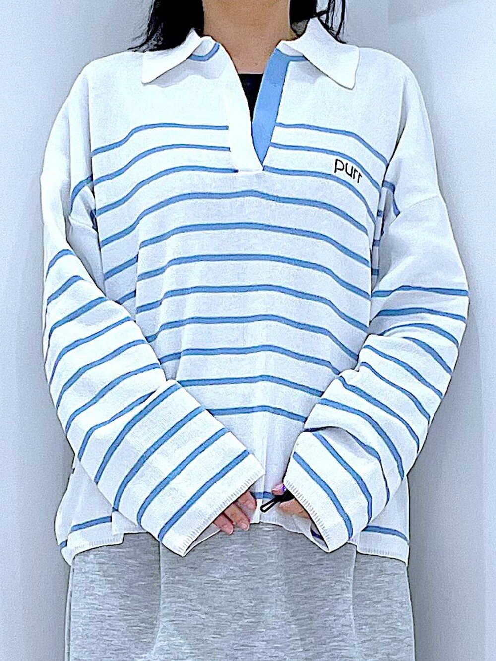 ホワイト系のボストンバッグ、グレー系のスカートを着用したレディースの春コーディネートの7枚目の写真