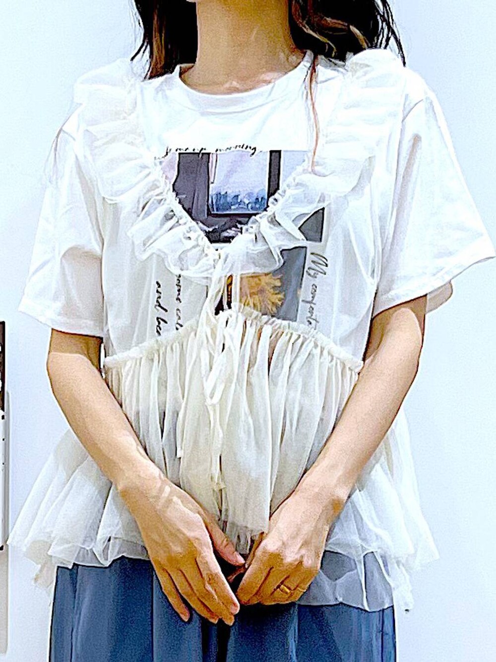 シルバー系のバックパック/リュック、ホワイト系のTシャツ/カットソー、シルバー系のサンダルを着用したレディースの夏コーディネートの7枚目の写真