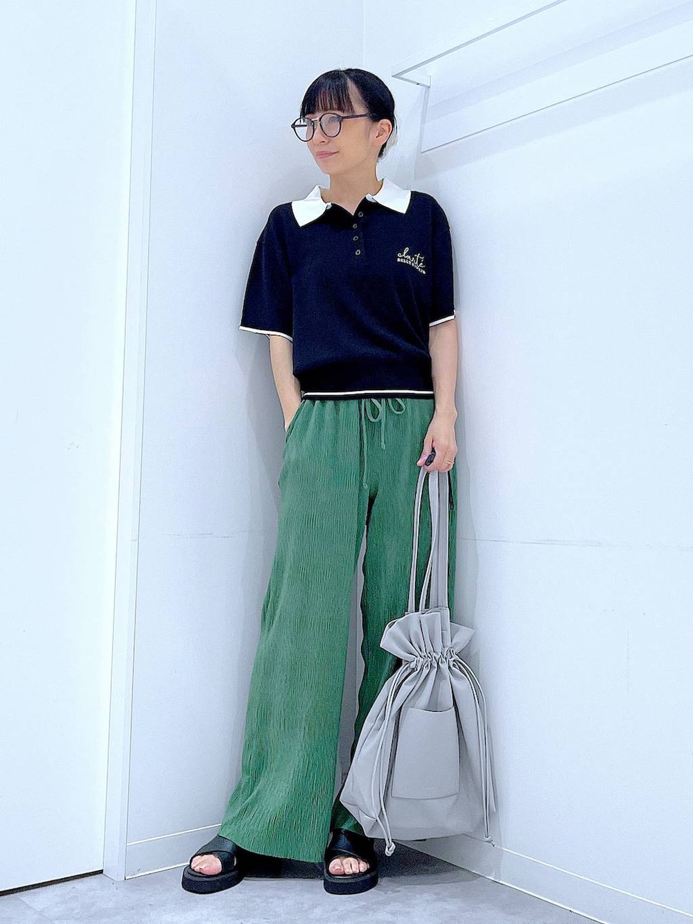 ブラック系のサンダル、グリーン系のその他パンツ、グレー系のトートバッグを着用したレディースの夏コーディネートの2枚目の写真