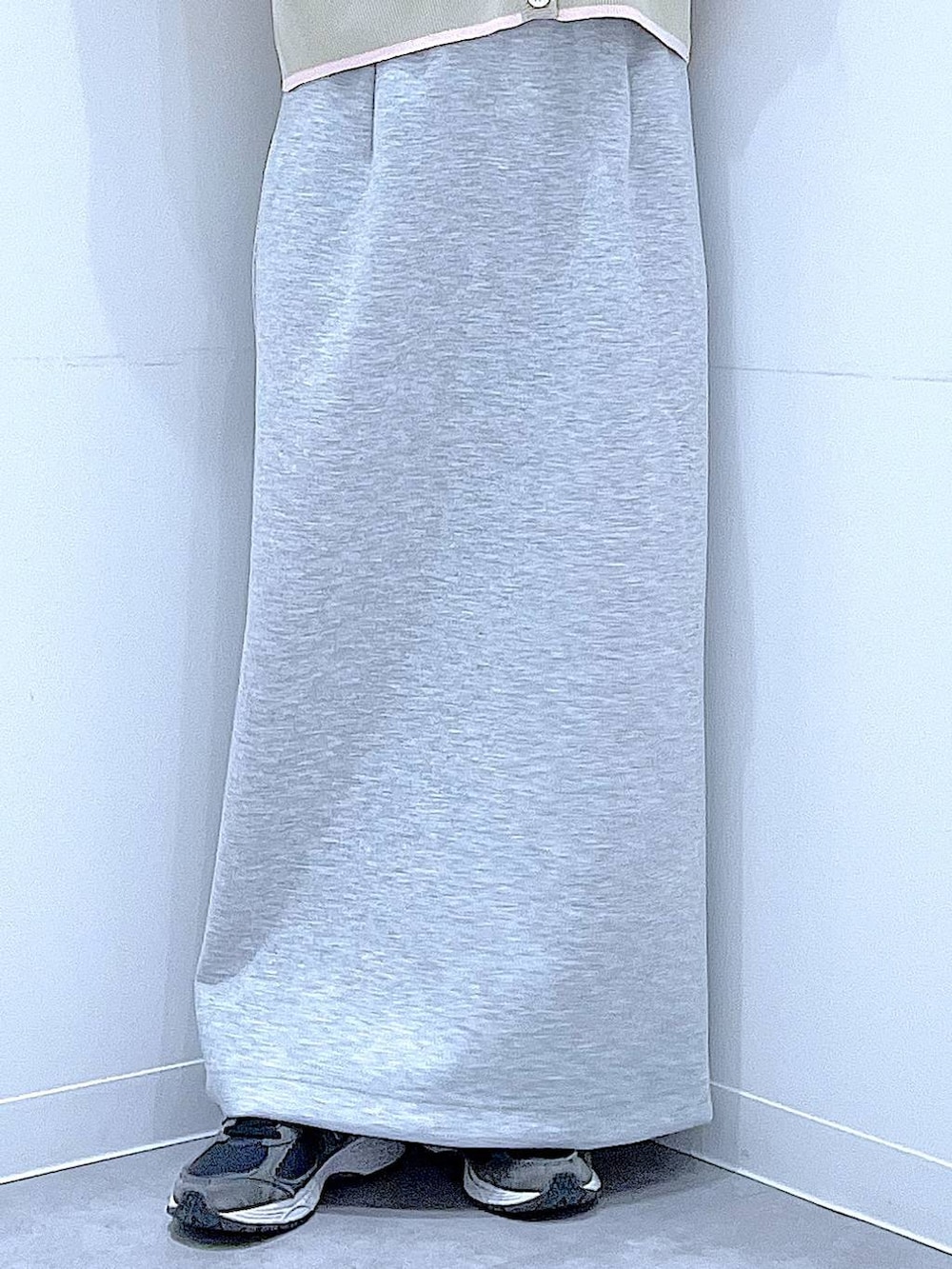 ブラック系のTシャツ/カットソー、ベージュ系のトートバッグ、グレー系のスカートを着用したレディースの冬コーディネートの8枚目の写真