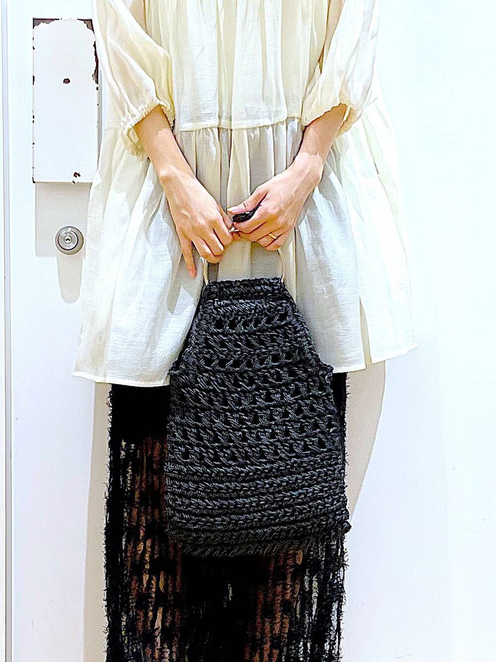 ブラック系のサンダル、ブラック系のハンドバッグ、ブラック系のその他パンツを着用したレディースの夏コーディネートの9枚目の写真