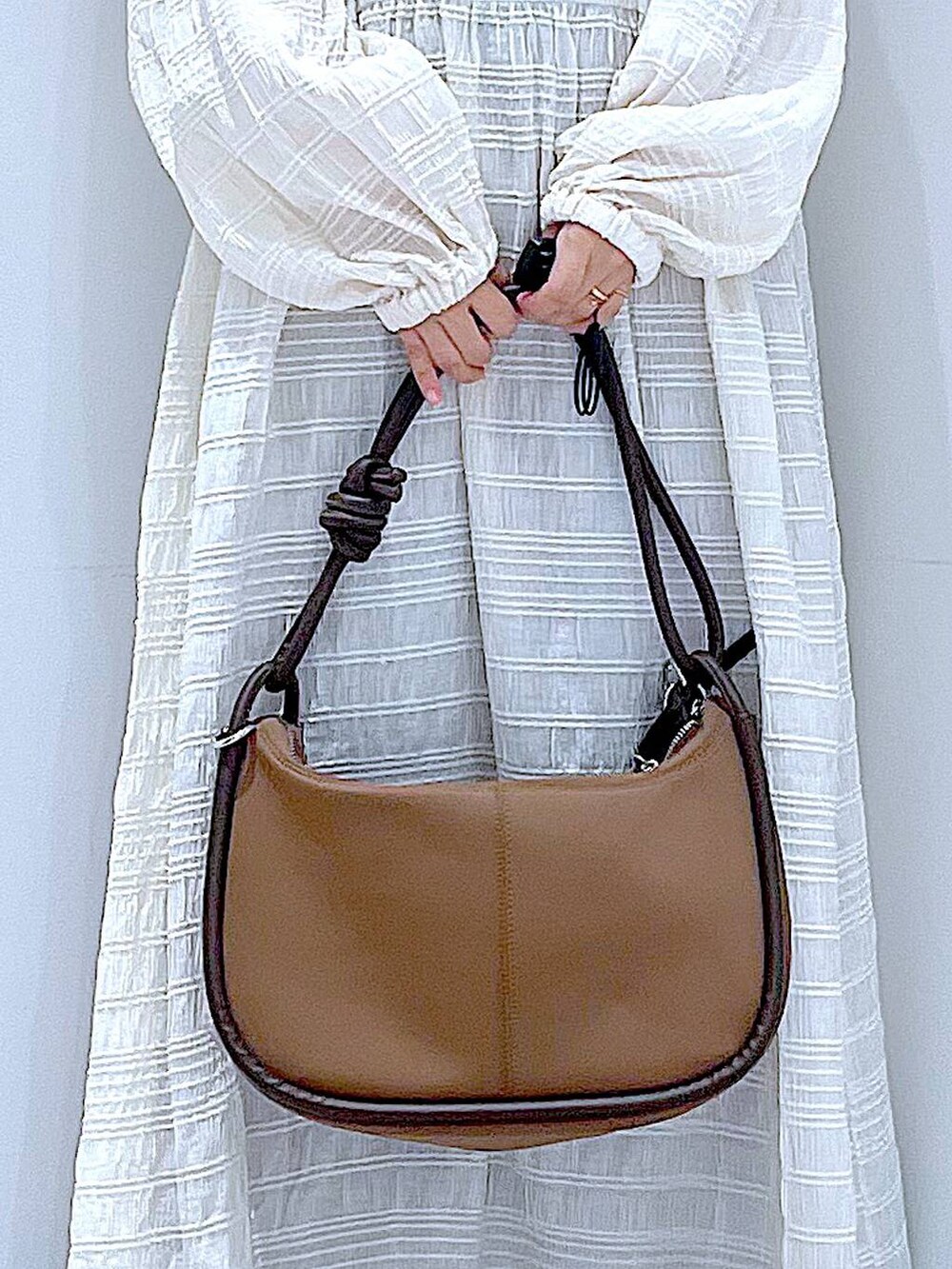 ブラック系のローファー、ブラウン系のショルダーバッグ、ベージュ系のワンピースを着用したレディースの秋コーディネートの9枚目の写真