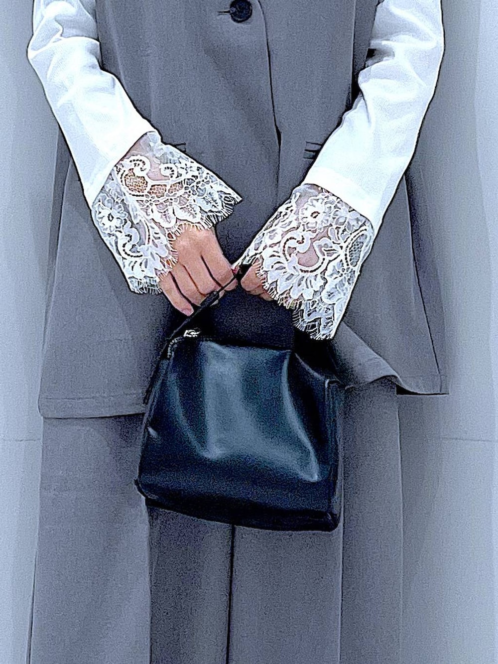 ブラック系のショルダーバッグ、グレー系のサロペット/オーバーオール、グレー系のベストを着用したレディースの冬コーディネートの9枚目の写真