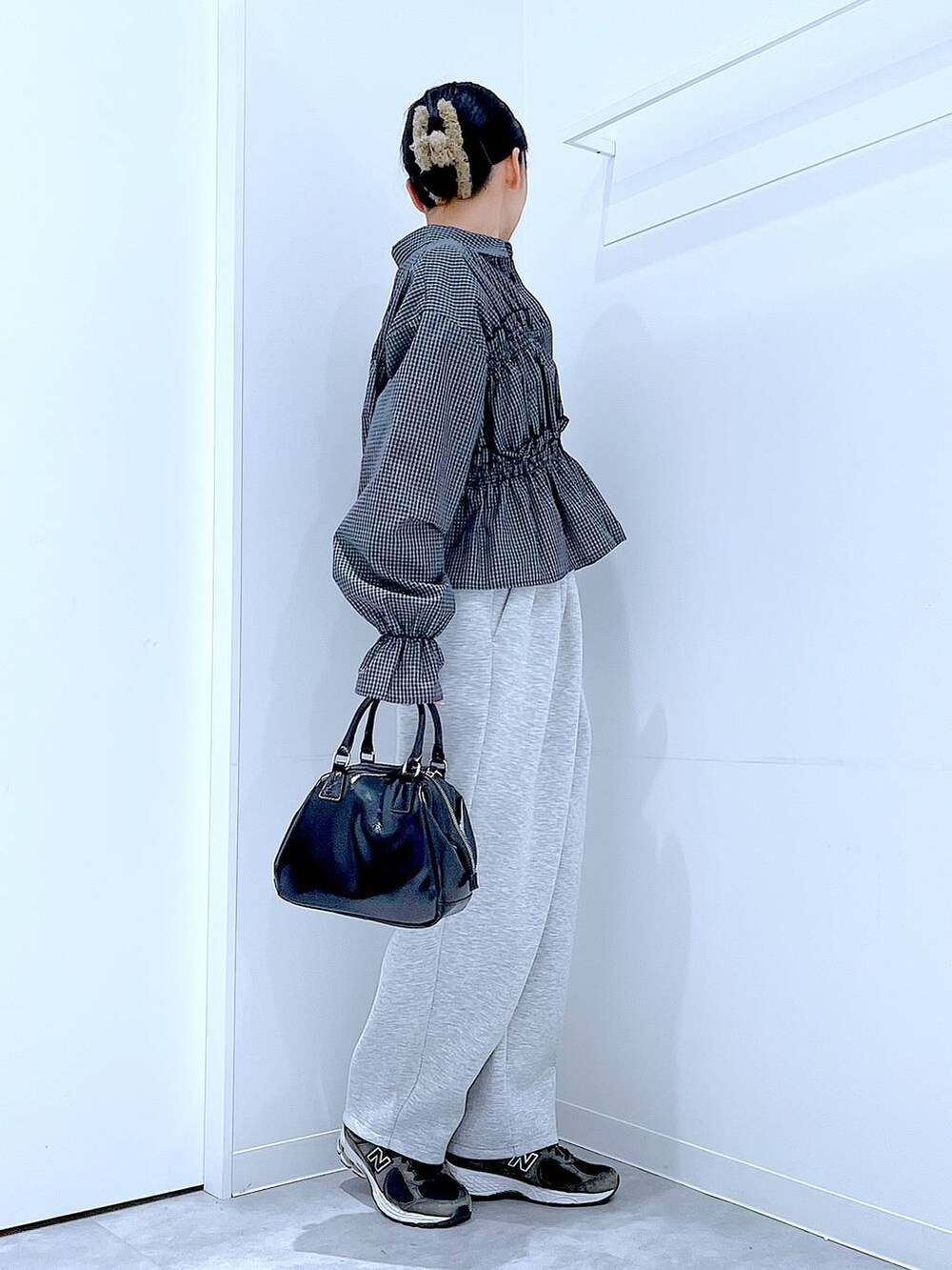 ブラック系のショルダーバッグ、グレー系のバレッタ/ヘアクリップを着用したレディースの春コーディネートの4枚目の写真