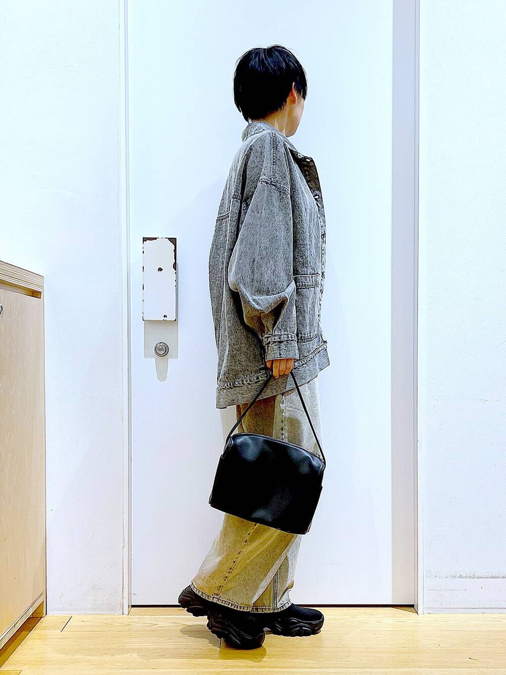 「リラックス、若見え、ゆったり、休日コーデ、骨格ウェーブ、LAKOLE、デニムパンツ、ワイドパンツ、デニムジャケット、ブーツ、ショルダーバッグ、春コーデ、春アウター、シンプルコーデ、カジュアルコーデ」｜「LAKOLEのレンタングルショルダーバッグ / 132251（ショルダーバッグ、ブラック系）」を使った、あおき@LAKOLE海老名さん（レディース・156cm）の冬コーディネートの4枚目の写真