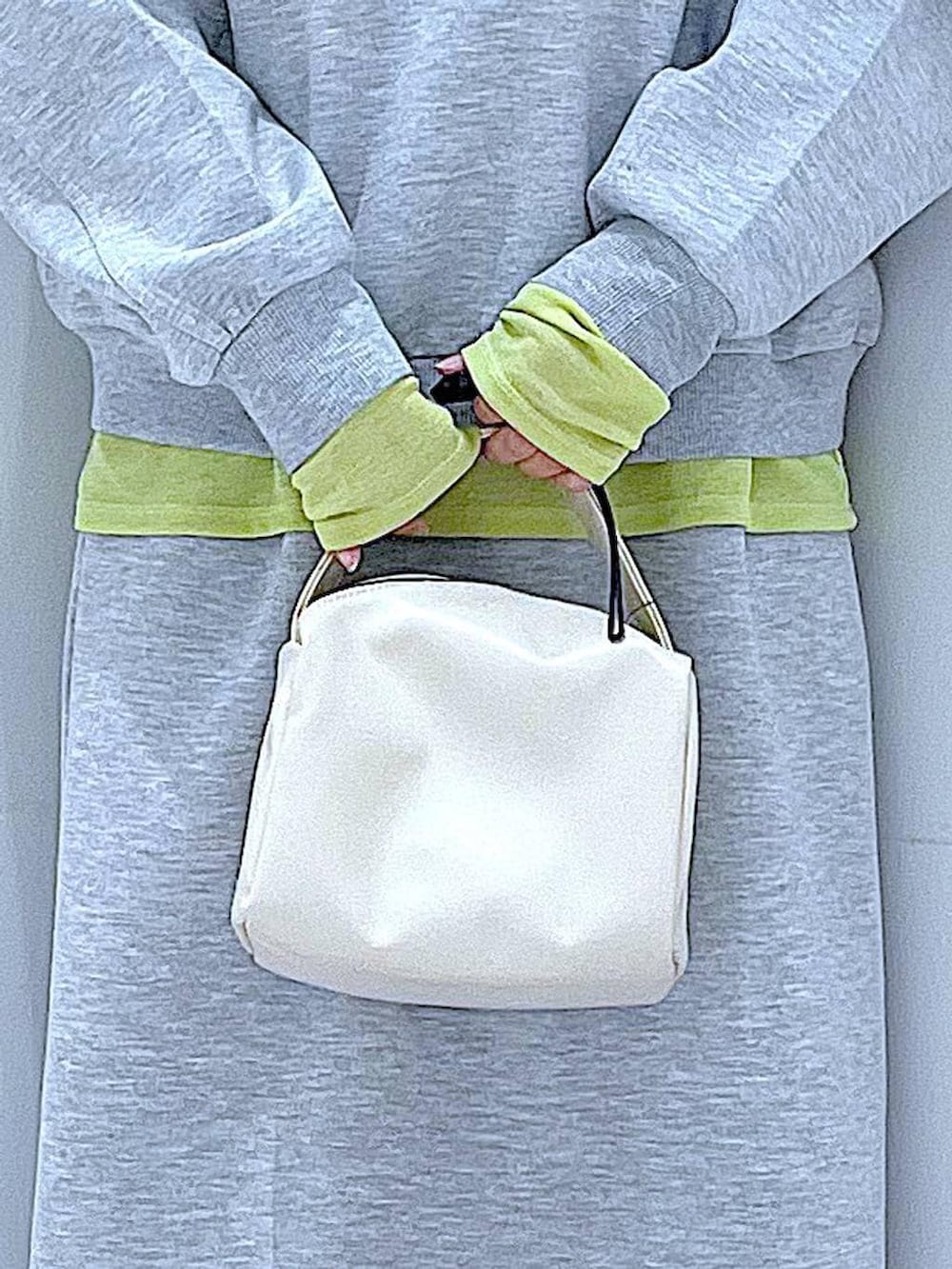 グリーン系のTシャツ/カットソー、ホワイト系のショルダーバッグ、ブラック系のサンダルを着用したレディースの春コーディネートの9枚目の写真