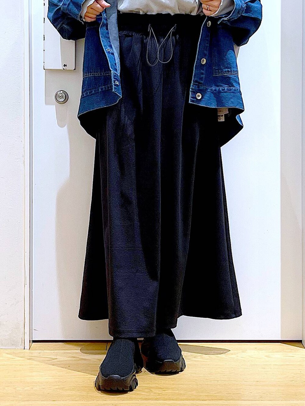 「リラックス、若見え、ゆったり、休日コーデ、骨格ウェーブ、LAKOLE、デニムジャケット、ロンT、スカート、春コーデ、おでかけ、シンプルコーデ、オーバーサイズ、ブーツ、トートバッグ」｜「LAKOLEのニットスニーカーソールブーツ / 140064（ブーツ、ブラック系）」を使った、あおき@LAKOLE海老名さん（レディース・156cm）の冬コーディネートの8枚目の写真