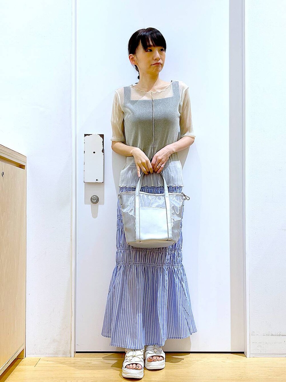 ホワイト系のサンダル、ホワイト系のTシャツ/カットソー、ブラック系のTシャツ/カットソーを着用したレディースの夏コーディネートの2枚目の写真