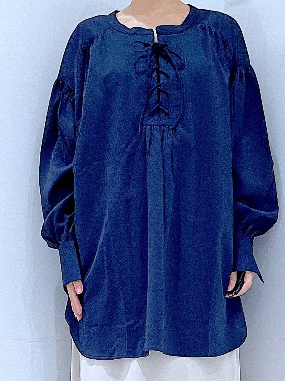 ベージュ系のスカート、ブラック系のローファー、ブルー系のショルダーバッグを着用したレディースの秋コーディネートの7枚目の写真